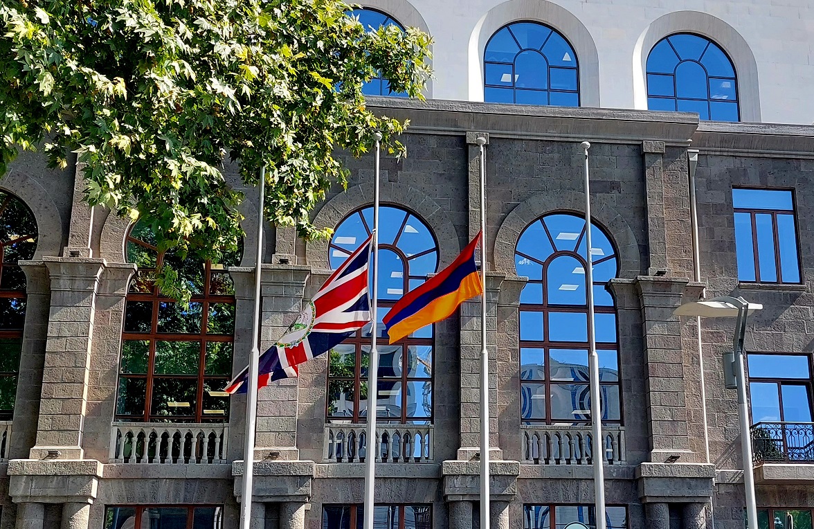 Почему приспущены флаги в великобритании. Посольство Великобритании в Армении. Посольство Англии в Баку. Консульство Британии в Ереване. Флаг Армении на здании правительства.