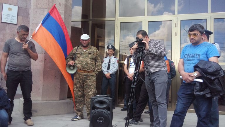 Հայաստանը թալանած բոլոր անձինք թող գնան, նստեն. վարչապետի ուղիղ եթերից հետո գյումրեցիները բացեցին դատարանի մուտքը