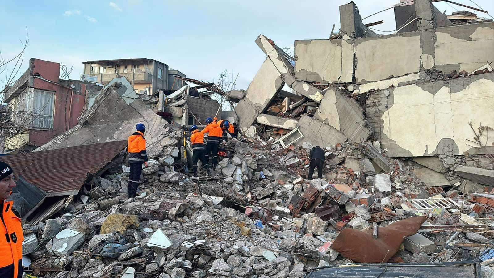 Թուրքիայում երկրաշարժից հետո տուժածներին օգնելու համար բավականին շատ խաբեբաներ են անցել գործի