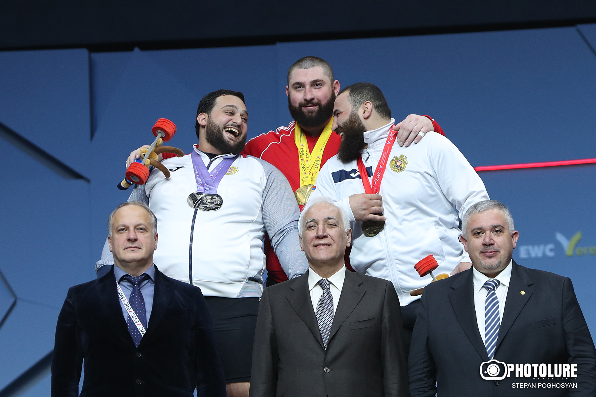 Армяне спортсмены. Спортсмен с медалью. Чемпионат Европы 2023. Армянские тяжелоатлеты.