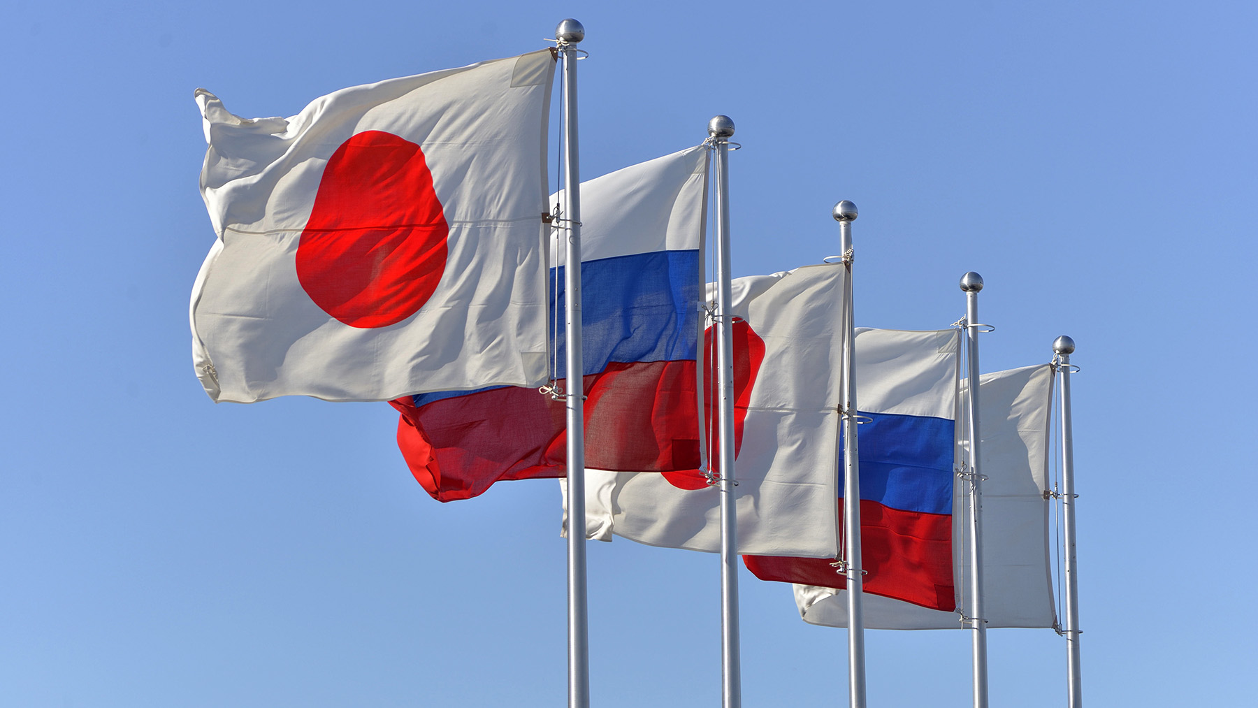 Япония ввела санкции против. Россия и Япония. Флаг России и Японии. Япония против России. Санкции Японии против России.