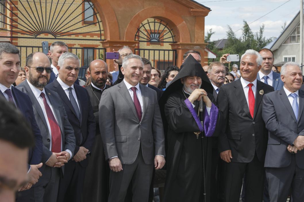 открытие армении. открытие армянской средней школы в селе гумбурдо в грузии. пашинян клиника. открытие армении. армяне в магазине.