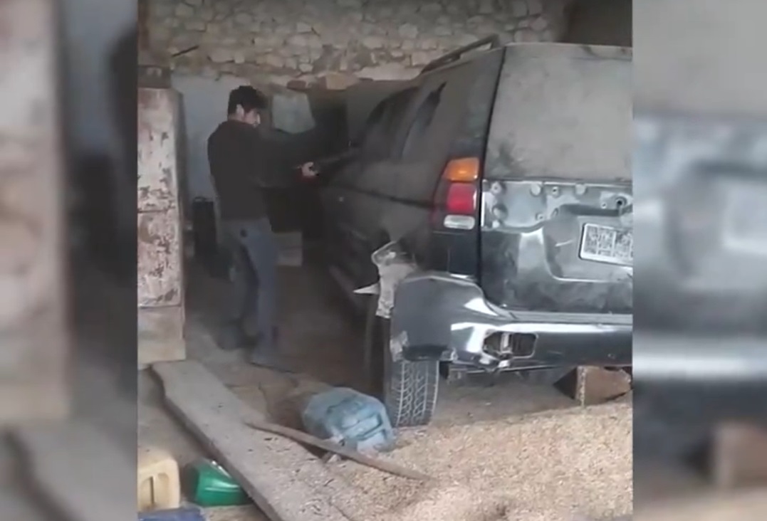 Տեսանյութ.Ադրբեջանցին Մարտակերտում կացնով ջարդուփուշուր է անում արցախցիների մեքենաները