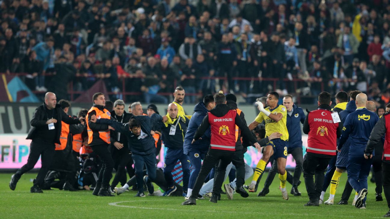 Թուրքիայում երկրպագուները ներխուժել են մարզադաշտ և հարձակվել ֆուտբոլիստների վրա