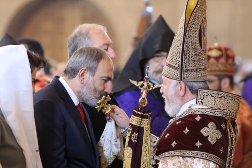 Հայաստանի վարչապետ Նիկոլ Փաշինյանը և Ամենայն Հայոց կաթողիկոս Գարեգին երկրորդը Երևանի Սուրբ Գրիգոր Լուսավորիչ մայր եկեղեցում Սուրբ Հարության Պատարագի ժամանակ, 21-ը ապրիլի, 2019թ.