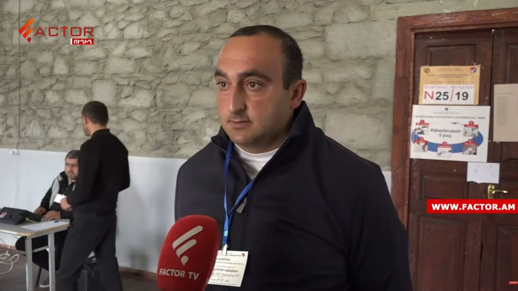 25/19 հանձնաժողովի նախագահը պարզաբանեց` ինչու է քվեարկողին օգնողը քվեախցիկում միայնակ․ ՏԵՍԱՆՅՈւԹ