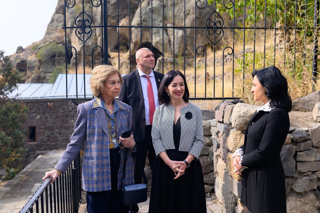 Իսպանիայի թագուհի Սոֆիան այցելել է Գեղարդի վանական համալիր. ԼՈՒՍԱՆԿԱՐՆԵՐ